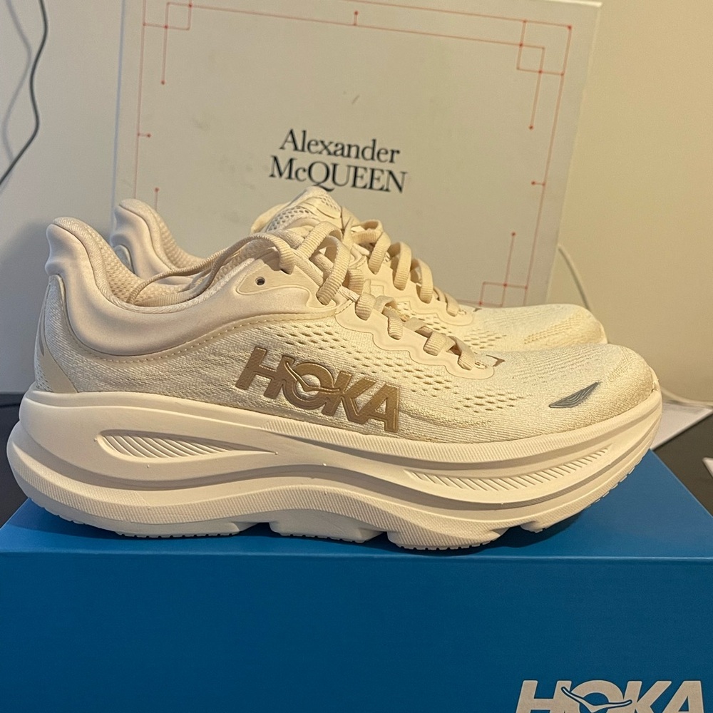 Hooks Women's Cream Sneakers